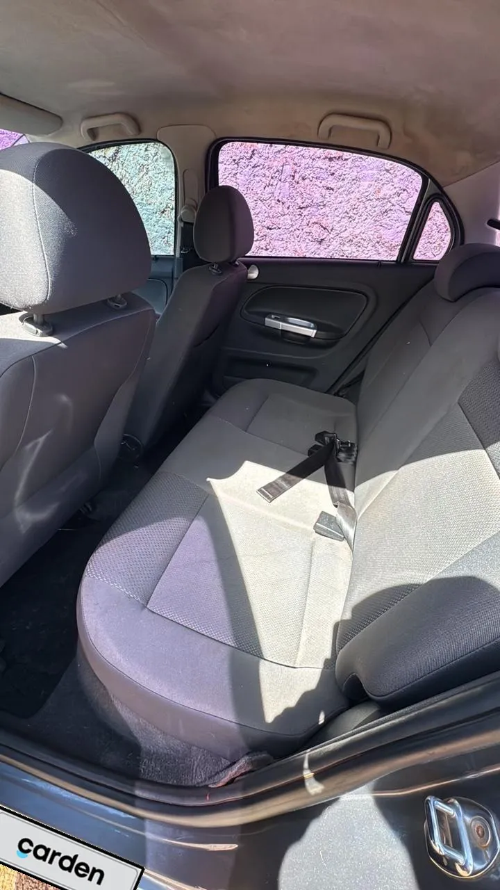 VOLKSWAGEN GOL SEDAN 2011, imagen 6