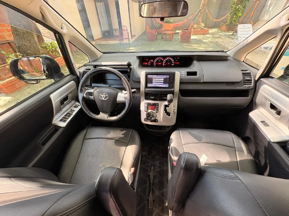 TOYOTA NOAH 2011, imagen 2