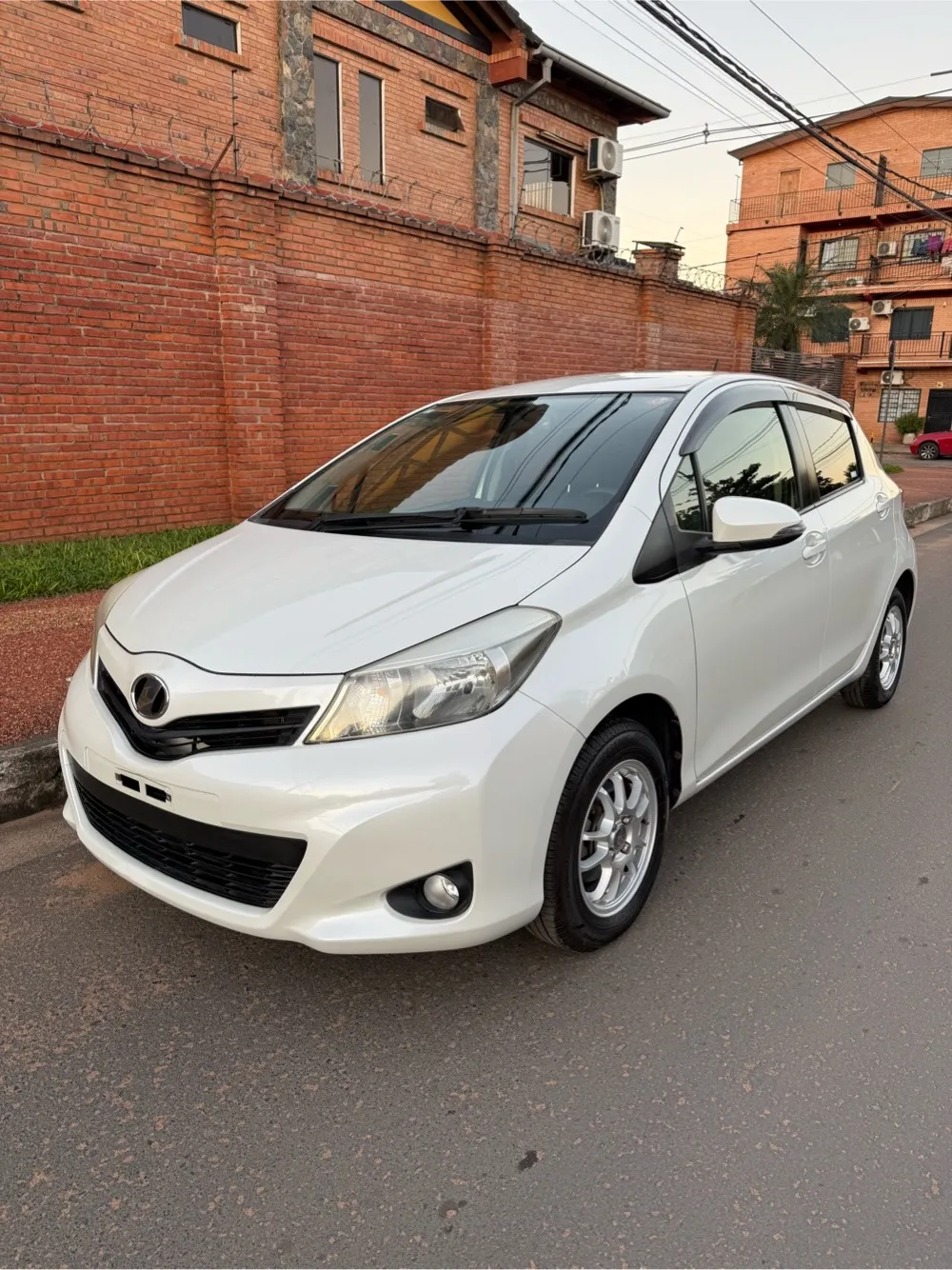 TOYOTA VITZ 2013, imagen 2