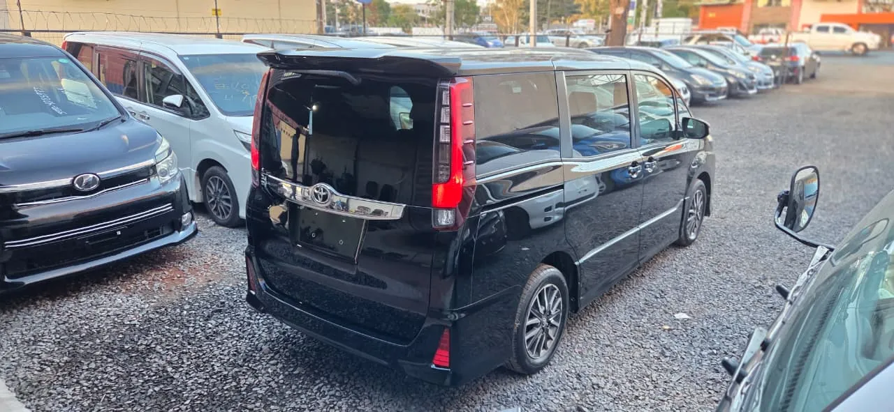 TOYOTA NOAH 2014, imagen 2
