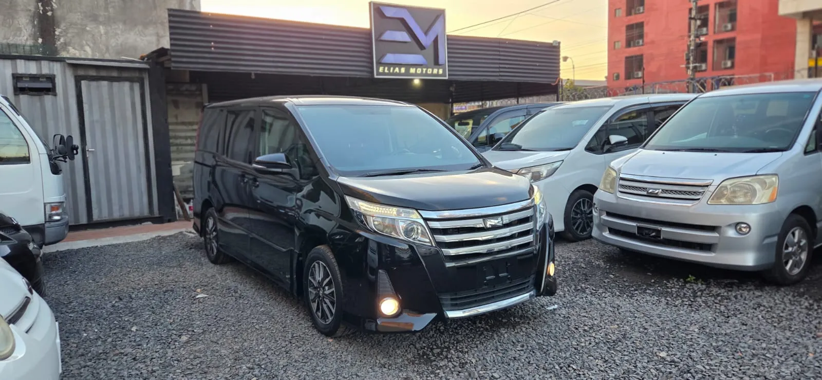 TOYOTA NOAH 2014