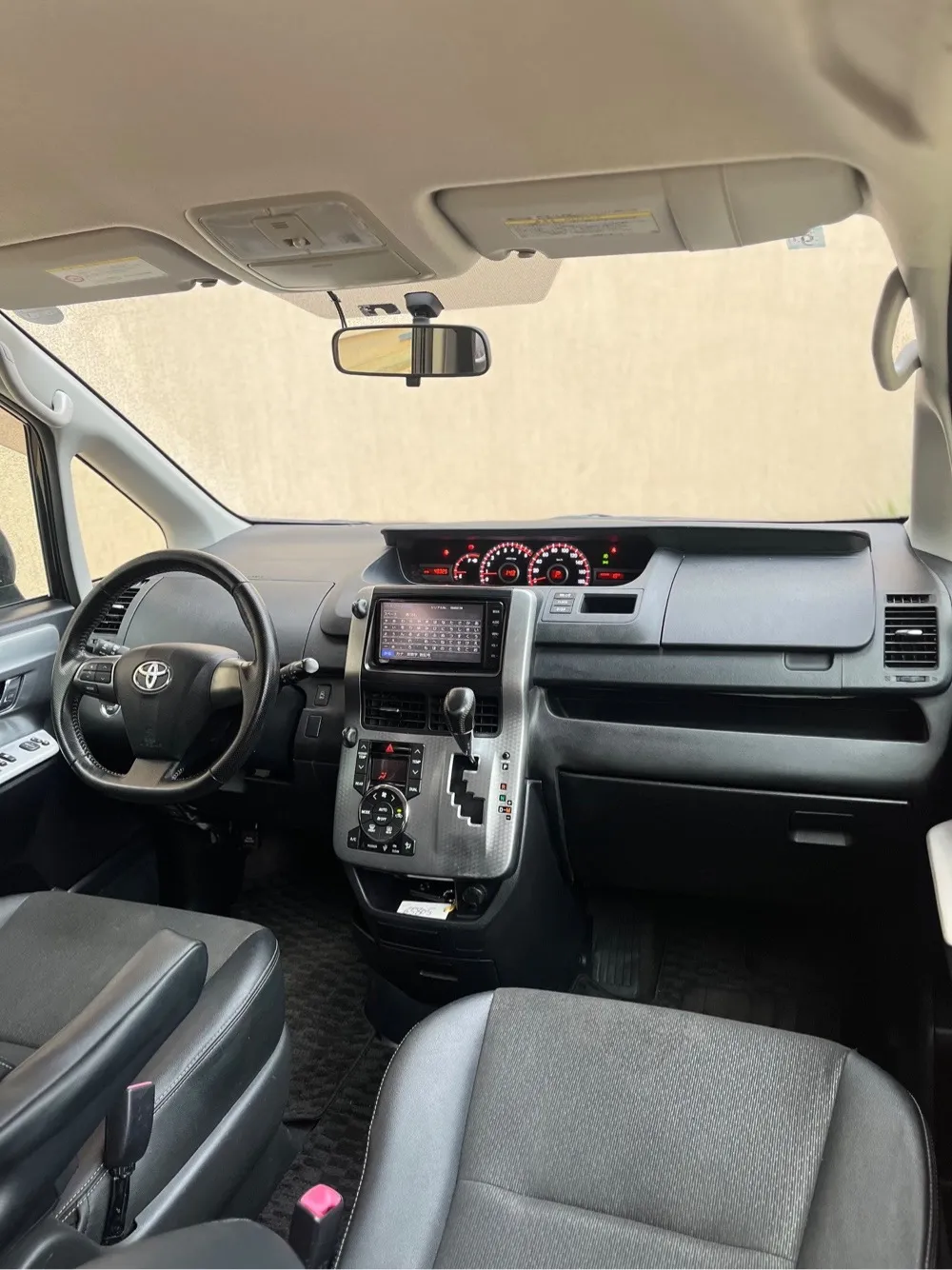 TOYOTA VOXY 2013, imagen 4