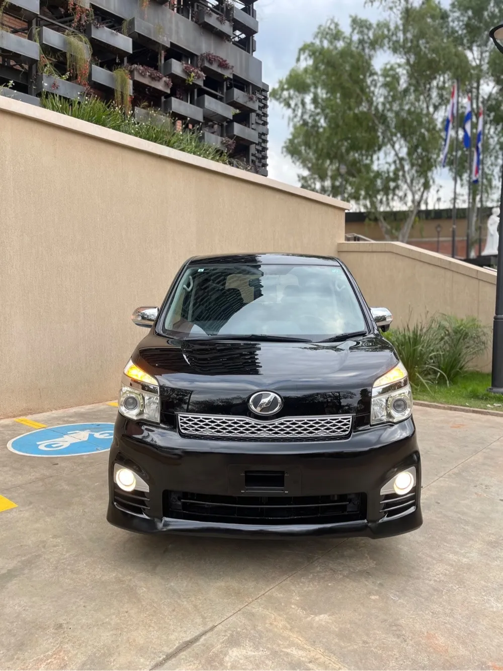 TOYOTA VOXY 2013