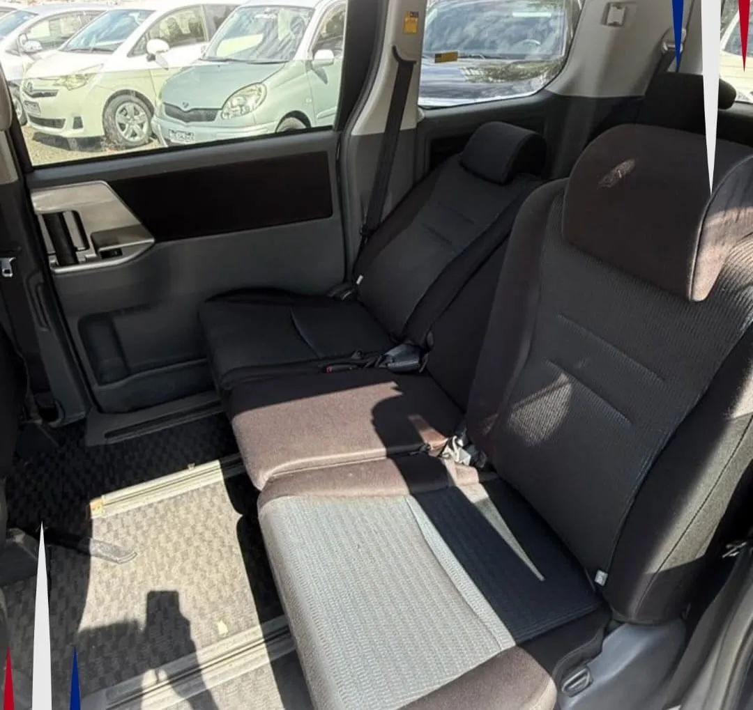 TOYOTA VOXY 2008