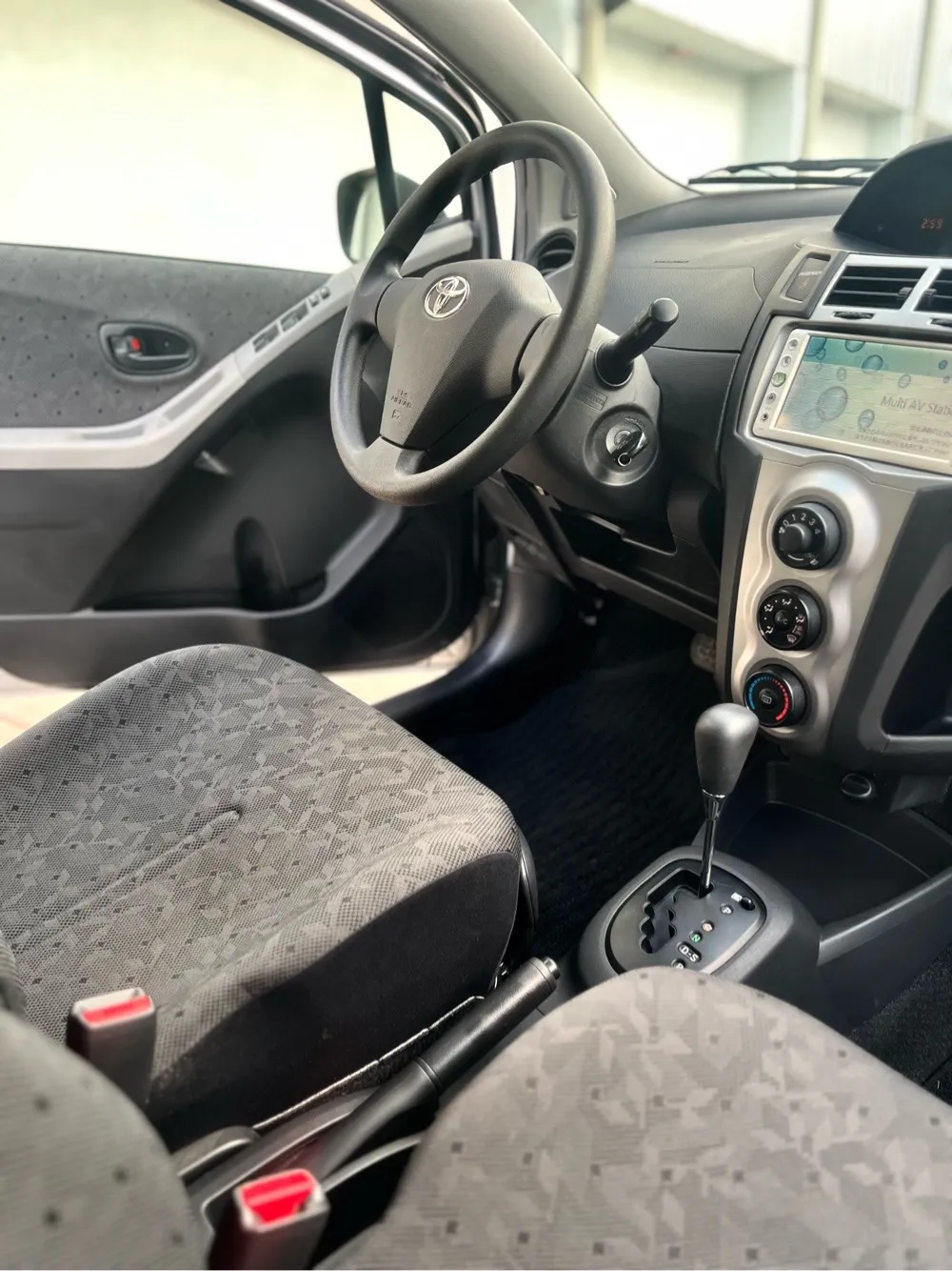 TOYOTA NEW VITZ 2010, imagen 3