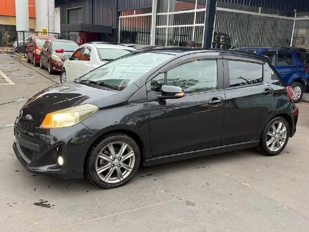 TOYOTA VITZ 2011