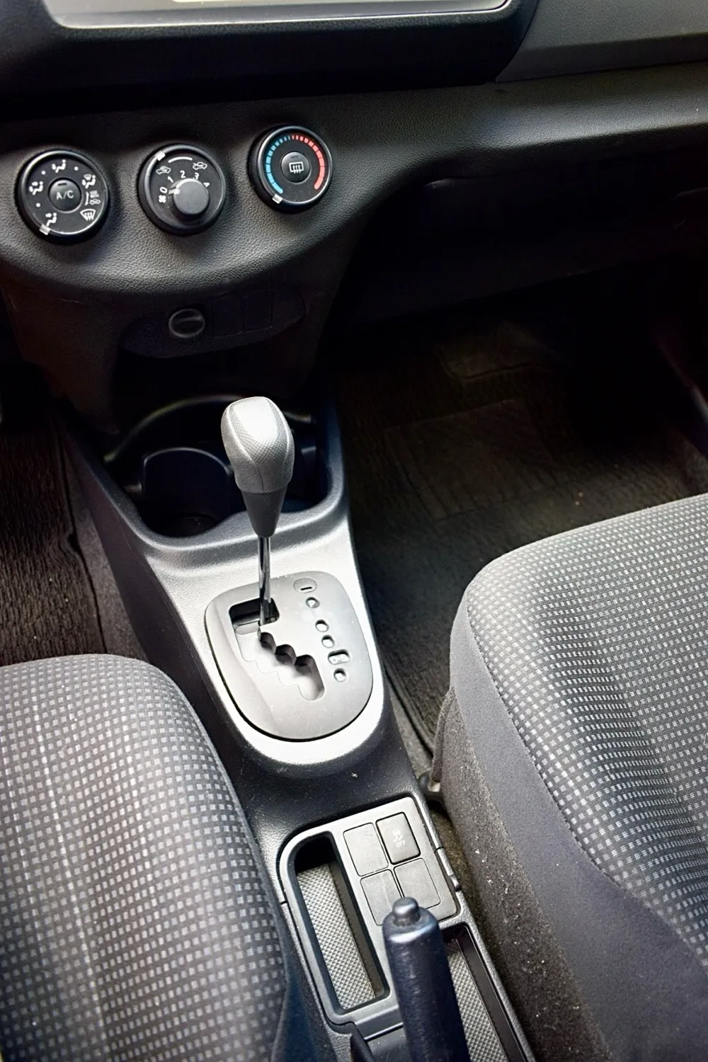 TOYOTA NEW VITZ 2015, imagen 6